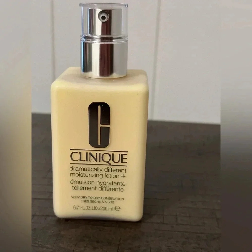 NWT $49 6.7oz Clinique Dramatically Different Moisturizing Face Lotion+Pump - Picture 3 of 9